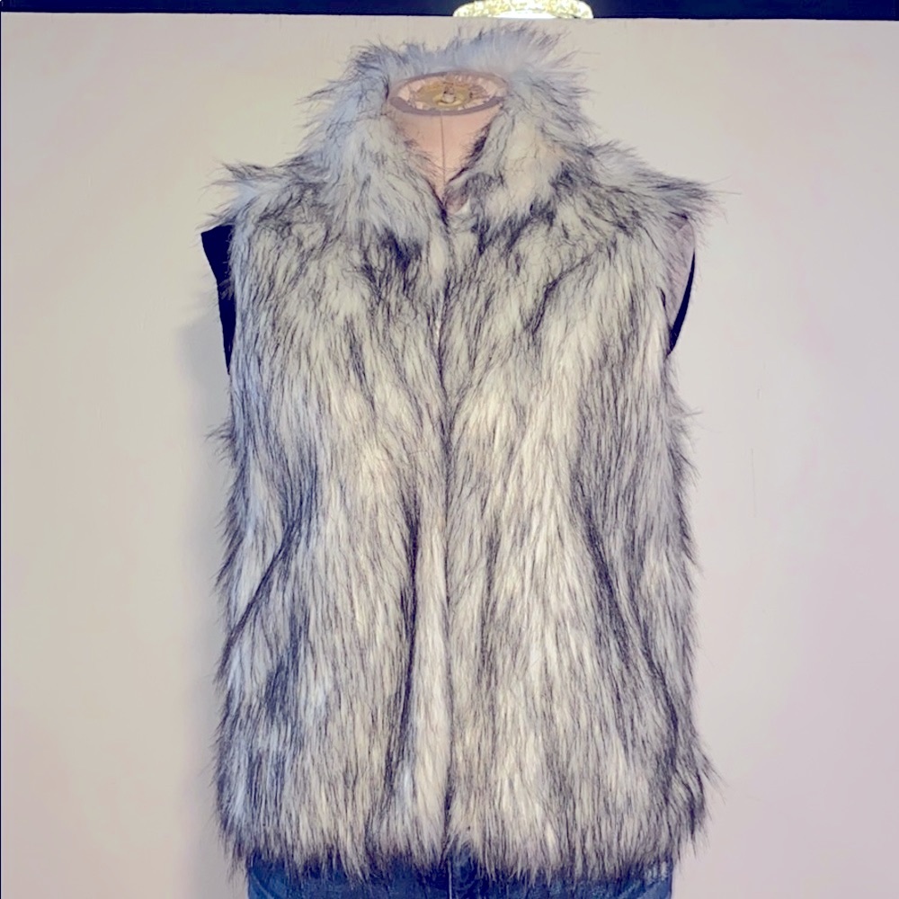 QIYE Black & White Faux Fur Vest